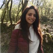 laureanda magistrale in Biotecnologie mediche impartisce lezioni di inglese, matematica, scienze agli studenti della scuola media